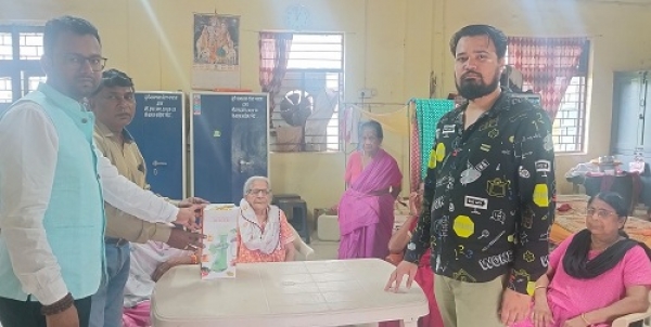 सेन समाज युवा प्रकोष्ठ ने वृद्धाश्रम में प्रदान किया जूसर मशीन