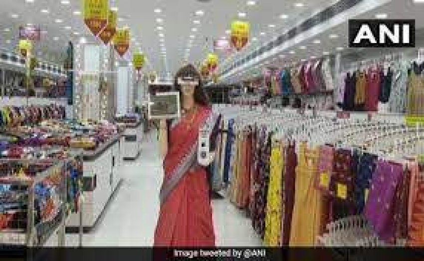 शोरूम में साड़ी पहने रोबोट &#039;ज़फीरा&#039; सैनिटाइज़र देकर ग्राहकों को सिखा रही कोरोना गाइडलाइंस