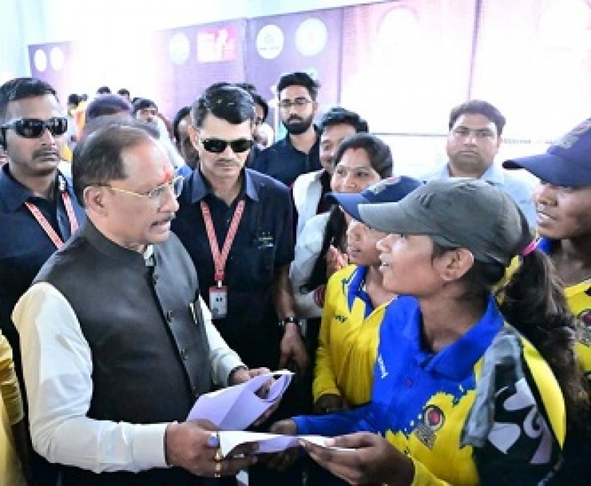 इचकेला की बेटियों ने क्रिकेट में रचा इतिहास,मुख्यमंत्री साय ने किया सम्मानित, किट देकर बढ़ाया हौसला