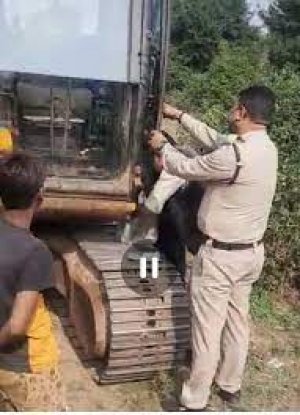 अरपा नदी में अवैध उत्खनन करते JCB जब्त