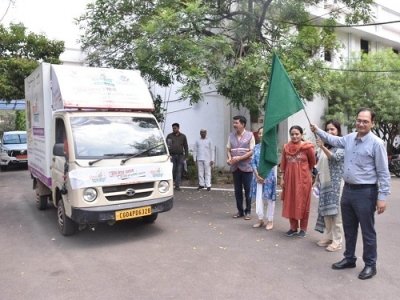 कलेक्टर ने पोषण पखवाड़ा रथ को हरी झंडी दिखाकर किया रवाना