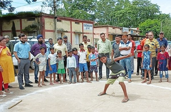 सबसे बढ़िया लगता है गिल्ली डंडा, कलेक्टर से अपनी पसंद बताई दुर्ग के बच्चों ने