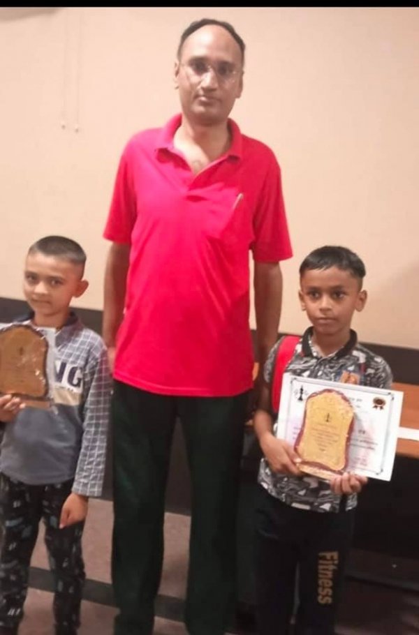 प्रशिक्षण प्रतियोगिता में उत्कृष्ठ प्रदर्शन के लिए दक्ष एवं अमल चौबे पुरस्कृत
