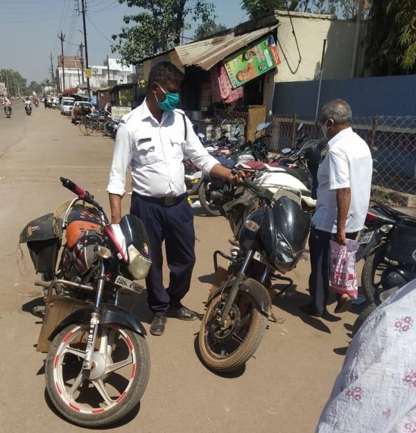 ट्रैफिक नियमों का उल्लंघन करने वाले के विरुद्ध सक्त कार्यवाही