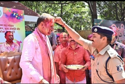 मुख्यमंत्री निवास में होली के रंगों की बौछार: मुख्यमंत्री श्री विष्णु देव साय ने अधिकारियों-कर्मचारियों संग खेली होली