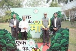 राज्यपाल रमेन डेका ने कोरबा कलेक्ट्रेट परिसर में &rsquo;एक पेड़ माँ के नाम अभियान&lsquo; अंतर्गत किया पौधारोपण