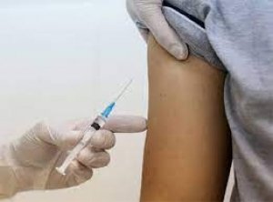 कोरोना टीकाकरण के लिए पात्र प्रदेश की आधी आबादी को दोनों डोज लगे