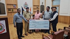 दुर्घटना में जान गवाने वाले आरक्षक की मां को मिला 1 करोड़ का बीमा दावा, पुलिस जवानों के लिए बनी प्रेरणा