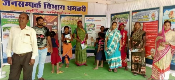 जनसम्पर्क विभाग द्वारा लगाए गए छायाचित्र प्रदर्शनी को ग्रामीणों ने मुक्तकंठ से सराहा