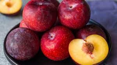 कब्ज से राहत दिलाने में भी मददगार है यह खट्टा-मीठा फल, यहां है आलूबुखारा के सेवन का सही तरीका