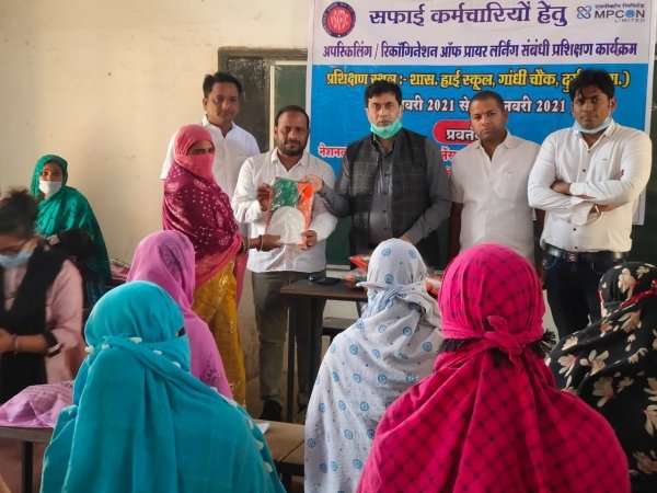 सफाई कर्मियों एवं वेस्ट पीकर्स की ड्यूटी महत्वपूर्ण है - महापौर बाकलीवाल