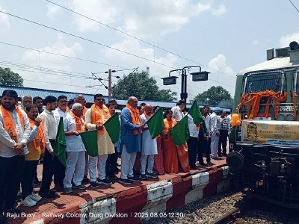अयोध्या के लिए रवाना हुए श्रद्धालु,दुर्ग स्टेशन से गूंजे “जय श्रीराम” के नारे,विधायक, महापौर, संभागआयुक्त व कलेक्टर ने दिखाई हरी झंडी