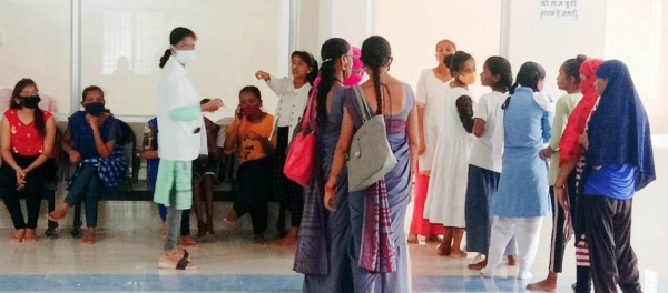 स्वास्थ्य विभाग तथा महिला एवं बाल विकास के संयुक्त तत्वावधान में किशोरी बालिकाओं की हिमोग्लोबिन जांच करायी