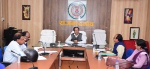 कम पानी उपयोग से अधिक लाभ अर्जित करने वाली फसलों से किसानों को करें जागरूक - कलेक्टर