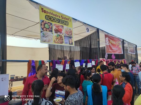 पतंगोत्सव में लोगों ने सितारों जैसा आसमान में उड़ते पतंगों और गुजरात के व्यंजनों का लिया जमकर आनंद