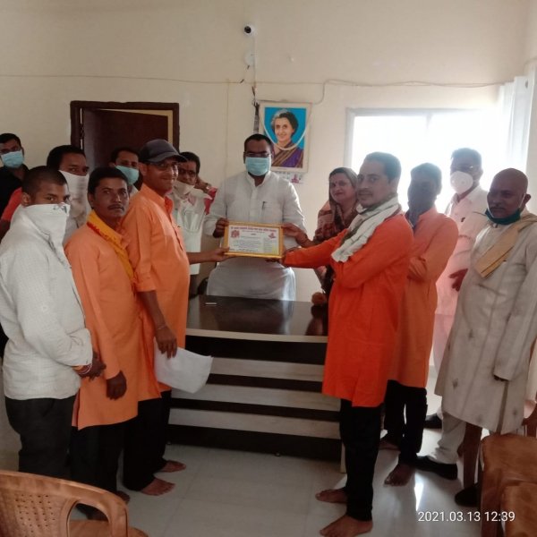संसदीय सचिव ने नवधा रामायण मंच निर्माण के लिए दिए 3 लाख