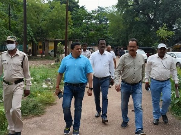 दीपावली यातायात व्यवस्थाओं को लेकर इंदिरा मार्केट क्षेत्र में निगमायुक्त लोकेश चंद्राकार ने अफसरों के साथ लिया व्यवस्था का जायजा