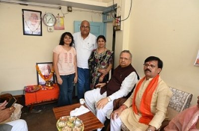 विधानसभा अध्यक्ष डॉ. रमन सिंह ने पार्षद रवि सिन्हा के निवास पहुँचकर व्यक्त की शोक संवेदना