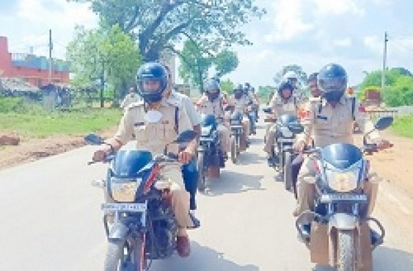 कबीरधाम जिले के चौकी पोड़ी पुलिस के द्वारा हेलमेट रैली निकालकर ग्रामवासियों को यातायात नियमों की दी गई जानकारी