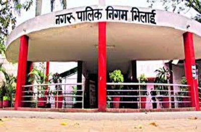 निगम की टीम ने अवैध निर्माण पर लगाया रोक, अतिक्रमण के