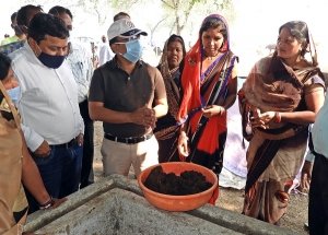 कलेक्टर ने बालोद और गुरूर विकासखण्ड के गौठानों का किया आकस्मिक निरीक्षण