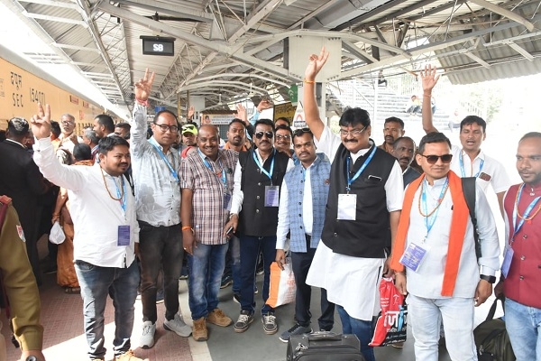 सांसद श्री संतोष पाण्डेय ने आस्था स्पेशल ट्रेन को हरी झंडी दिखाकर किया रवाना