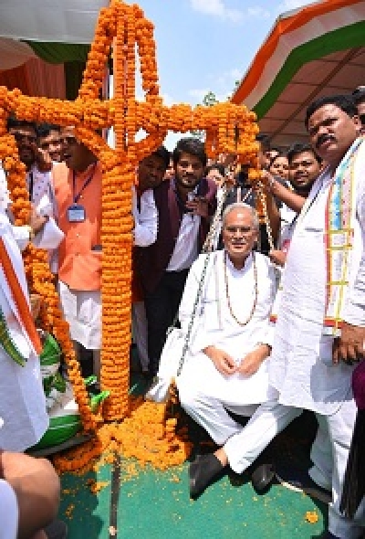 कोंडागांव : मुख्यमंत्री भूपेश बघेल को महुआ से तौल कर उनके प्रति आभार जताया