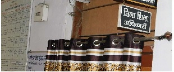 बालिका शासकीय छात्रावास में खुलेआम अश्लीलता  डीईओ ने पुलिस को सुपुर्द करने के बजाए किया निलंबित