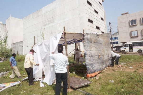 दक्षिण गंगोत्री में अतिक्रमण करने वाले को निगम की टीम ने किया बेदखल
