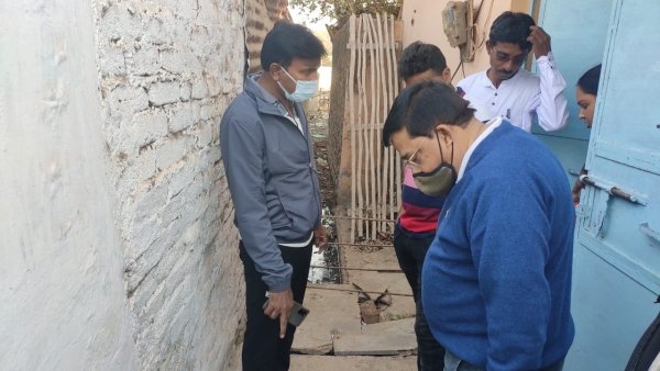 डेड नाली को देखने आयुक्त चढ़े 4 फीट ऊंची दीवार , माॅर्निंग विजिट में रेत का रोड़ा, आयुक्त के निर्देश पर वसूला 2000 जुर्माना