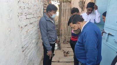 डेड नाली को देखने आयुक्त चढ़े 4 फीट ऊंची दीवार , माॅर्निंग विजिट में रेत का रोड़ा, आयुक्त के निर्देश पर वसूला 2000 जुर्माना
