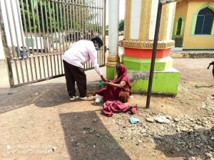 लॉकडाउन में कोई ना रहे भूखा इसलिए जरूरतमंदों तक पहुंचा रहे हैं फुट पैकेट