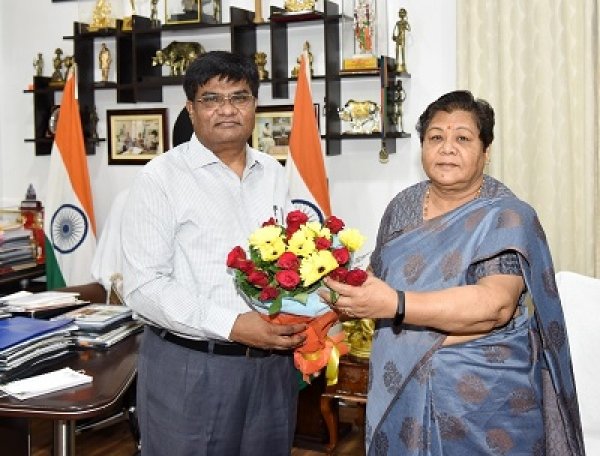 राज्यपाल उइके से महात्मा गांधी उद्यानिकी एवं वानिकी विश्वविद्यालय के कुलपति ने की भेंट