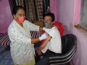टीकाकारण अभियान से पंचायत प्रतिनिधि भी जुड़कर कर रहे ग्रामीणों को प्रोत्साहित