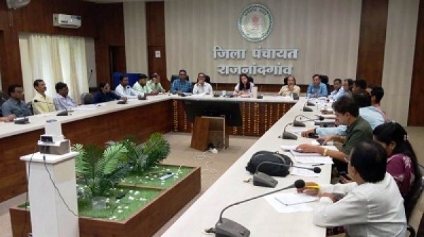 जिला पंचायत सीईओ ने शासन की विभिन्न योजनाओं एवं कार्यक्रमों सहित अन्य विषयों पर विस्तृत समीक्षा की