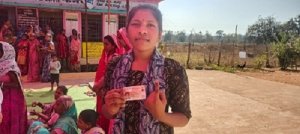 नक्सल प्रभावित क्षेत्र की संदिया रावटे ने पहली बार किया मतदान, लोकतंत्र में दिखाया विश्वास