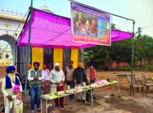 तुमड़ीबोड़ गुरुद्वारा में दूध पिलाकर राहगीरों की सेवा की गई