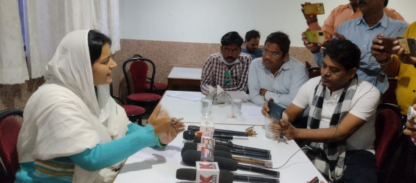 15 लाख के रेत ठगी का मामला :मुन्ना पाण्डेय के खिलाफ जंग में अब समीरा पाण्डेय भी मैदान में , करेंगी पति के साथ आमरण अनशन