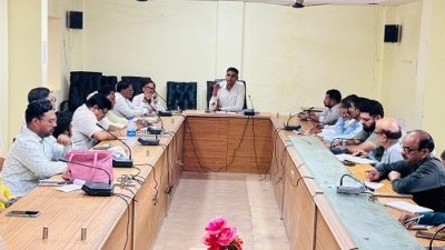 आयुक्त ने ली सुशासन तिहार में प्राप्त आवेदनों के निराकरण के संबंध में अधिकारियों की बैठक: