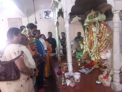 महापौर देवेंद्र यादव पहुंचे शीतला मंदिर, माता की पूजा कर सब के सुख शान्ति की प्रार्थना की