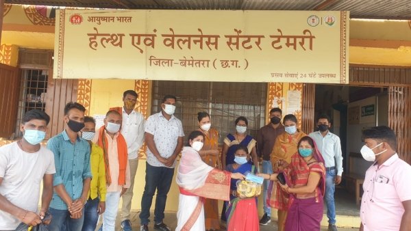 टेमरी स्वास्थ्य केंद्र में भाजपाइयों ने किया मास्क वितरण