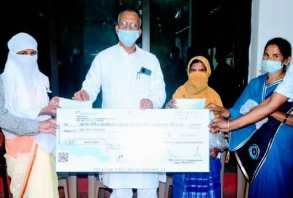 गृहमंत्री साहू ने तीन श्रमिकों को एक-एक लाख रूपए का चेक प्रदान किया