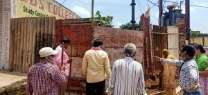 अवैध निर्माण पर राजस्व विभाग की टीम ने खाली कराया कब्जा