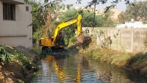 गंदा पानी निकासी में बाधा बने मलबा को निकाला- जहां मशीन नहीं वहां मानव संसाधन