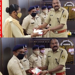 पुलिस अधीक्षक द्वारा कर्मचारियों को जन्मदिन पर शुभकामना  कार्ड भेंट की गई