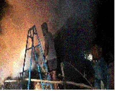 फुलकोड़ो पैरावट में आग लगने पर राजीव युवा मितान क्लब के सदस्य एवं दमकल के सहयोग से आग पर किया गया नियंत्रण