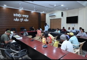 बेटे ने अपनी वृद्ध मॉ को किया बेसहारा , जनदर्शन में हुई शिकायत 