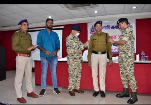 पुलिस महानिरीक्षक दुर्ग रेंज दुर्ग के द्वारा 86 जवानों को बैज लगाकर किया गया पदोन्नत