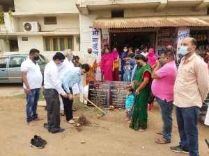 पटरीपार क्षेत्र के लोगों को मिलेगी संड़क नाली की सुविधा  7 लाख की लागत से विकास कार्य के लिए महापौर ने किया भूमिपूजन