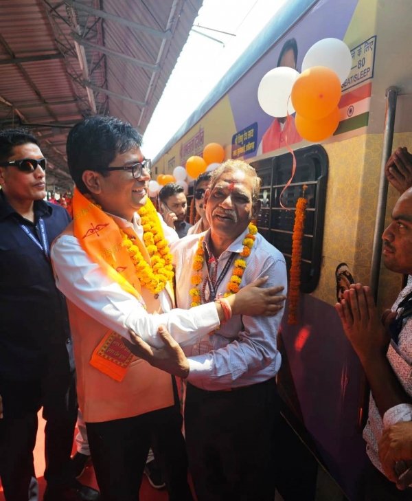 'जय श्री राम' के उद्घोष के साथ रायगढ़ के श्रद्धालुओं के पहला जत्था बिलासपुर रेल्वे स्टेशन से रवाना वित्त मंत्री ओपी चौधरी ने सुखद सफर के लिए दी शुभकामनाएं